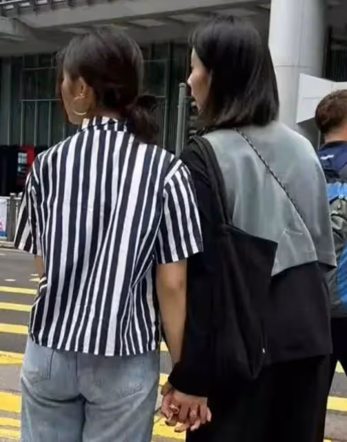 黃磊一家現身香港！黃多多穿男裝配千元厚底鞋，背影比老媽還成熟