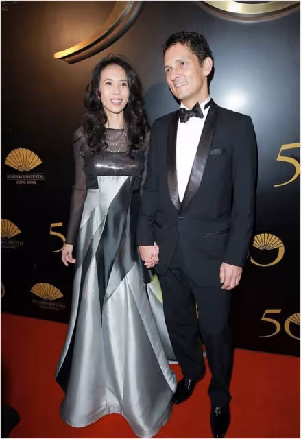 莫文蔚攜外籍老公亮相!穿禮服裙端莊優雅,老公五官立體高大帥氣