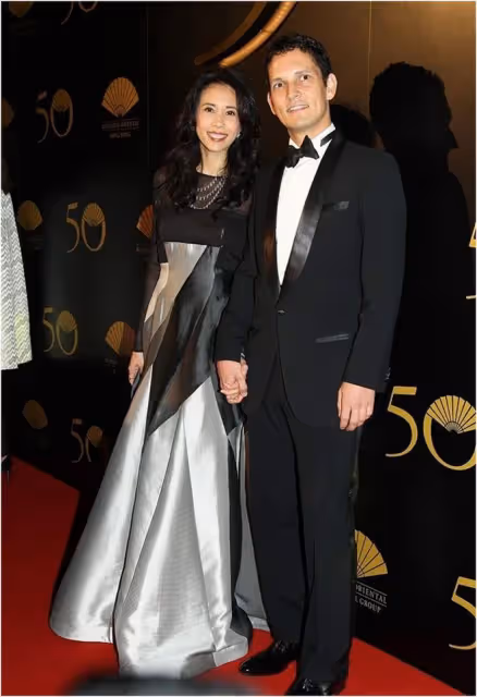 莫文蔚攜外籍老公亮相!穿禮服裙端莊優雅,老公五官立體高大帥氣