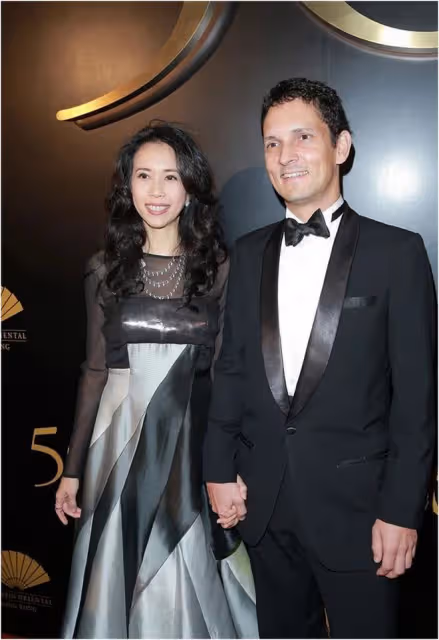 莫文蔚攜外籍老公亮相!穿禮服裙端莊優雅,老公五官立體高大帥氣
