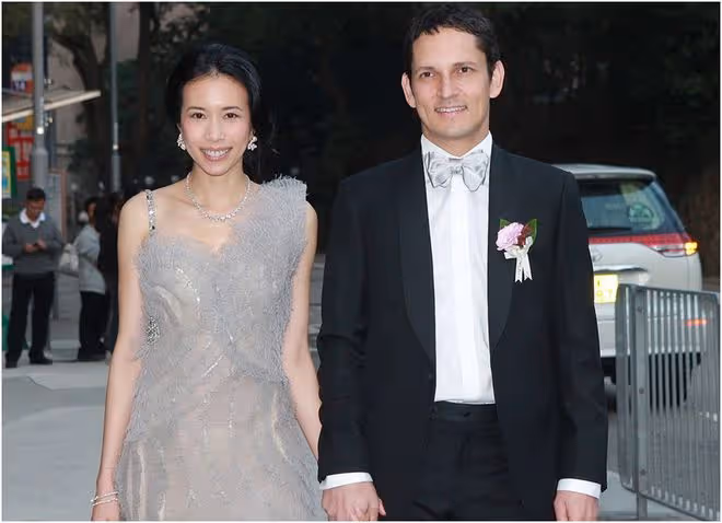 莫文蔚攜外籍老公亮相！穿禮服裙端莊優雅，老公五官立體高大帥氣