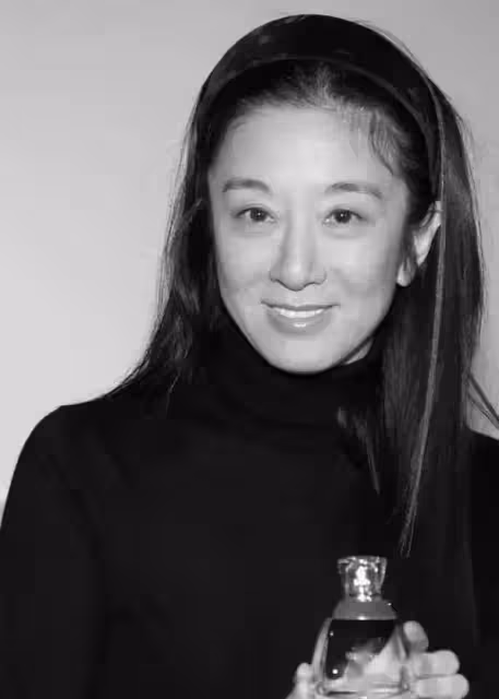 王薇薇年輕時才是真正的名媛,五官精緻身材勻稱飽滿,盡顯優雅