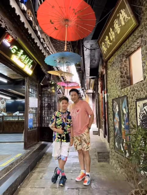 蔡國慶兒子12歲生日!生日照比老爸帥太多,俊朗帥氣秒變陽光少年