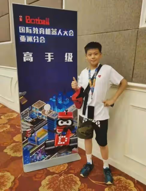 蔡國慶兒子12歲生日！生日照比老爸帥太多，俊朗帥氣秒變陽光少年