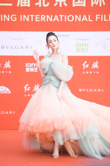 古力娜扎穿高定裙被嘲笑像「蚊帳」,衣服撐不起來,好在顏值在線