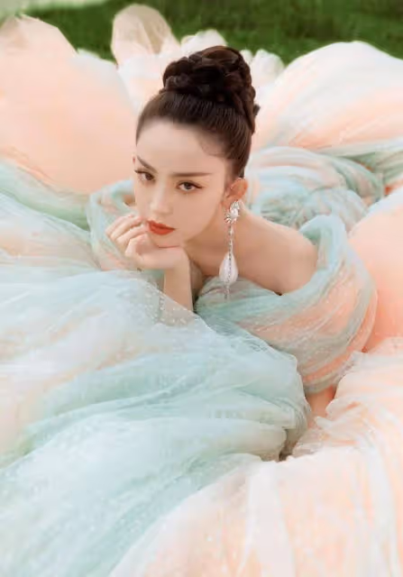 古力娜扎穿高定裙被嘲笑像「蚊帳」,衣服撐不起來,好在顏值在線