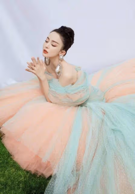 古力娜扎穿高定裙被嘲笑像「蚊帳」，衣服撐不起來，好在顏值在線