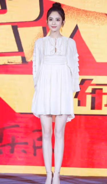 古力娜扎穿高定裙被嘲笑像「蚊帳」，衣服撐不起來，好在顏值在線