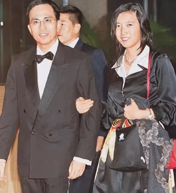 60歲李澤鉅:白髮蒼老認不出,低調專情,千億豪門最完美繼承人