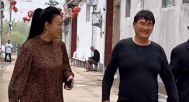 豪橫！大衣哥給孫子辦滿月宴：村民喝400元酒，親戚喝8699的茅台