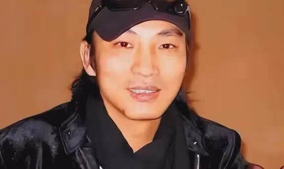陳少華：因拒絕給伴舞簽名，被砍掉下巴毀容，如今淪落賣馬桶謀生