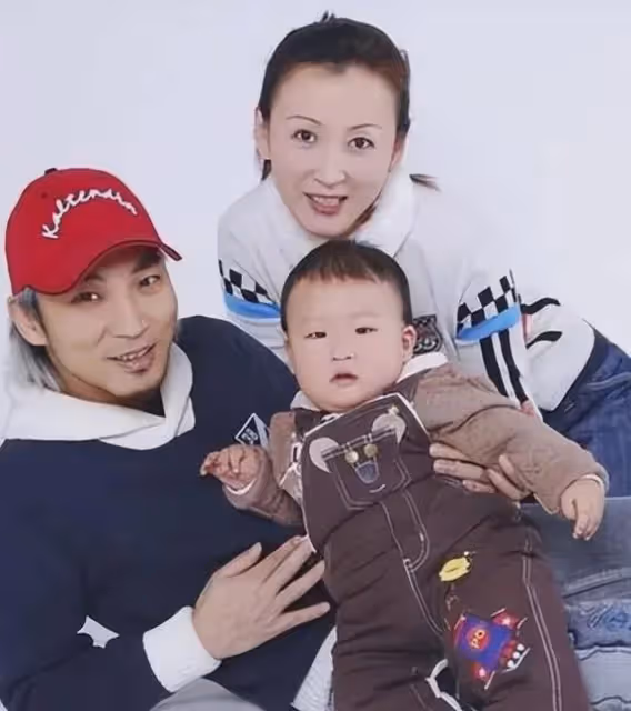 陳少華：因拒絕給伴舞簽名，被砍掉下巴毀容，如今淪落賣馬桶謀生