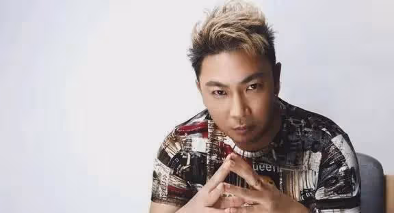 陳少華：因拒絕給伴舞簽名，被砍掉下巴毀容，如今淪落賣馬桶謀生