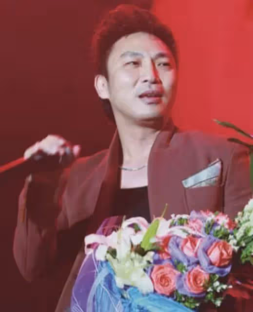 陳少華：因拒絕給伴舞簽名，被砍掉下巴毀容，如今淪落賣馬桶謀生