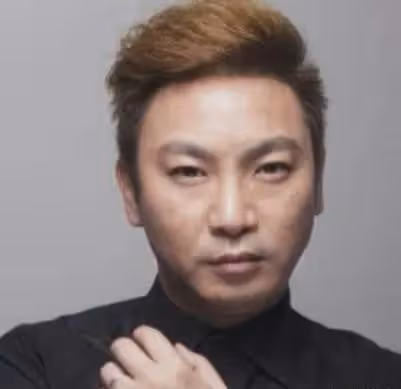 陳少華：因拒絕給伴舞簽名，被砍掉下巴毀容，如今淪落賣馬桶謀生