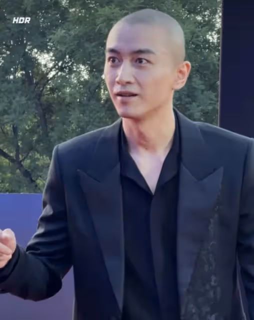 陳曉剃了光頭走紅毯!鋥亮的光頭配上西裝,差點讓人沒有認出來他