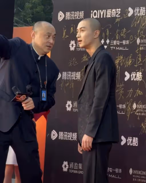 陳曉剃了光頭走紅毯!鋥亮的光頭配上西裝,差點讓人沒有認出來他