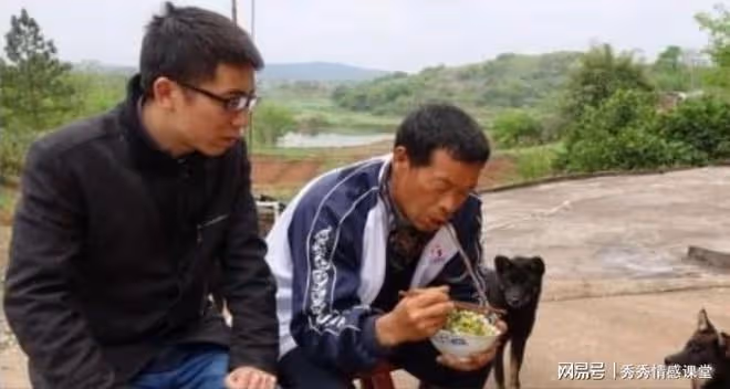 大舅一直看不上我父親,平時也不來往,父親住院後他守了三天