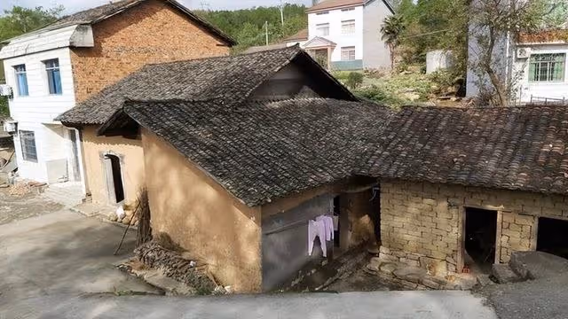 大姊遠嫁給有錢人，我去過她家一次看見房子很豪華，很替她開心！ 但後來大姊就跟我們斷聯「連爸爸過世她都不肯回來參加葬禮」！失聯多年後，大姊過世時我去看外甥女「才發現她的真實目的」…