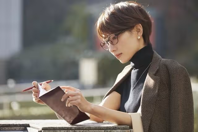 丈夫轉移財產！騙我離婚「只願意給8萬」我獨自帶著女兒艱難度日… 婆婆走後「我突收到1封遺囑」打開一看哭了，何德何能遇到好婆婆