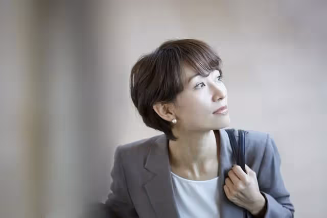 丈夫轉移財產！騙我離婚「只願意給8萬」我獨自帶著女兒艱難度日… 婆婆走後「我突收到1封遺囑」打開一看哭了，何德何能遇到好婆婆