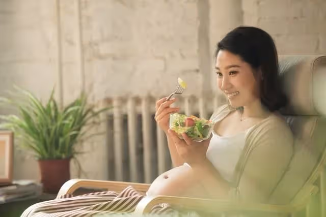 丈夫轉移財產！騙我離婚「只願意給8萬」我獨自帶著女兒艱難度日… 婆婆走後「我突收到1封遺囑」打開一看哭了，何德何能遇到好婆婆