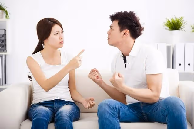 丈夫轉移財產！騙我離婚「只願意給8萬」我獨自帶著女兒艱難度日… 婆婆走後「我突收到1封遺囑」打開一看哭了，何德何能遇到好婆婆