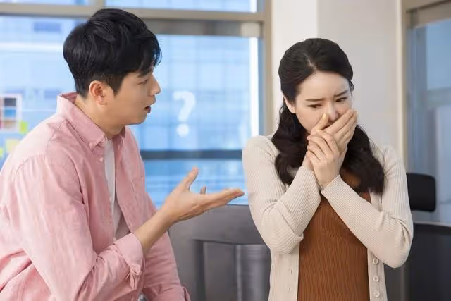 丈夫轉移財產！騙我離婚「只願意給8萬」我獨自帶著女兒艱難度日… 婆婆走後「我突收到1封遺囑」打開一看哭了，何德何能遇到好婆婆