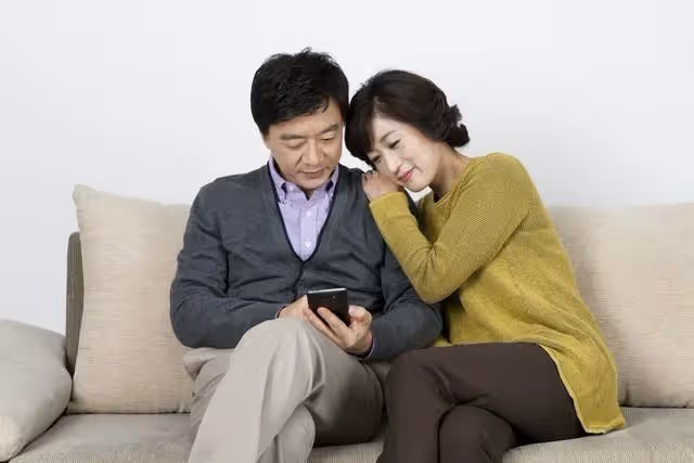 丈夫轉移財產！騙我離婚「只願意給8萬」我獨自帶著女兒艱難度日… 婆婆走後「我突收到1封遺囑」打開一看哭了，何德何能遇到好婆婆