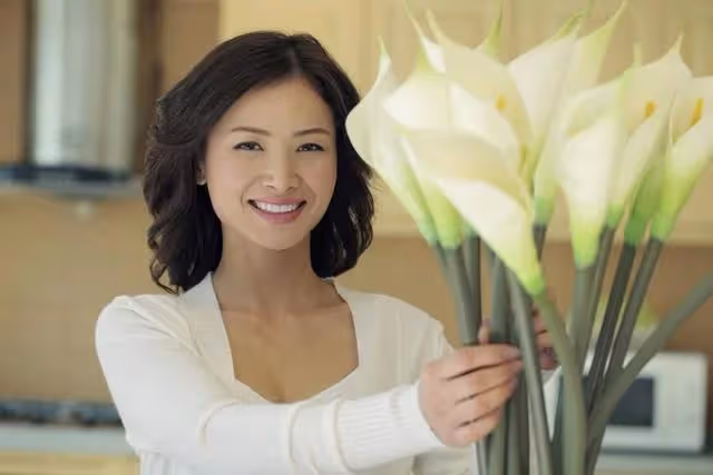 丈夫轉移財產！騙我離婚「只願意給8萬」我獨自帶著女兒艱難度日… 婆婆走後「我突收到1封遺囑」打開一看哭了，何德何能遇到好婆婆