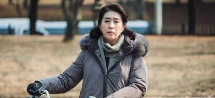 我把繼女視如己出，二婚老伴意外走後「我決定把房子留給繼女」！ 搬走隔天我卻收到「一封銀行的簡訊」傻住了：完全沒料到…