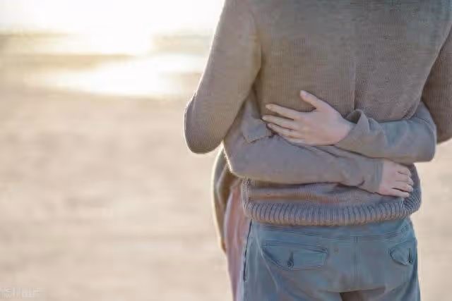 我把繼女視如己出，二婚老伴意外走後「我決定把房子留給繼女」！ 搬走隔天我卻收到「一封銀行的簡訊」傻住了：完全沒料到…