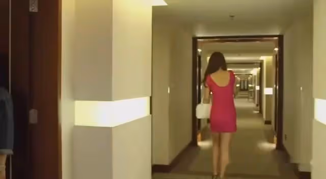 陪女上司出差！酒店只剩一間房「男子無奈打地鋪」…回到公司「卻被公司開除」老同事直搖頭：你犯了大忌