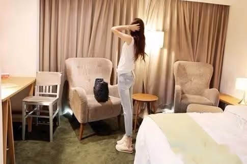陪女上司出差！酒店只剩一間房「男子無奈打地鋪」…回到公司「卻被公司開除」老同事直搖頭：你犯了大忌