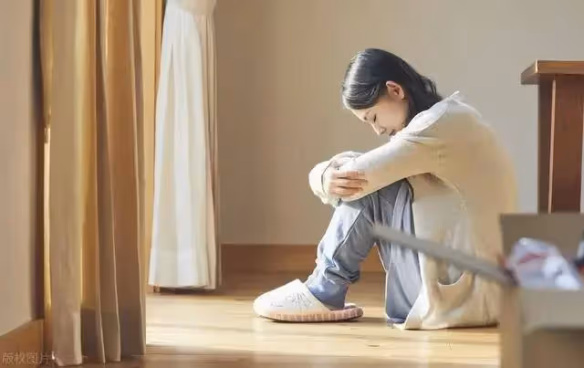 我當年「因為未婚懷孕結婚」爸媽超反對我嫁！沒幾年老公真的出軌「我失婚跑回娘家住」…住3天卻「連續3晚窗戶離奇被打開」！！第4晚我裝睡著「半夜偷偷張開眼睛」一看崩潰了…