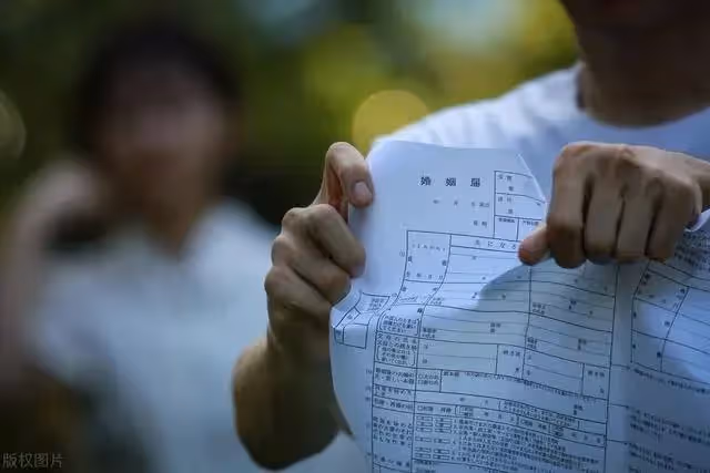 我當年「因為未婚懷孕結婚」爸媽超反對我嫁！沒幾年老公真的出軌「我失婚跑回娘家住」…住3天卻「連續3晚窗戶離奇被打開」！！第4晚我裝睡著「半夜偷偷張開眼睛」一看崩潰了…