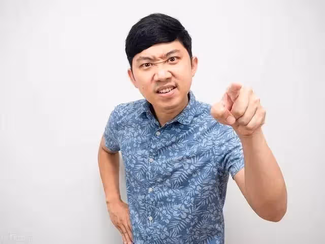 我當年「因為未婚懷孕結婚」爸媽超反對我嫁！沒幾年老公真的出軌「我失婚跑回娘家住」…住3天卻「連續3晚窗戶離奇被打開」！！第4晚我裝睡著「半夜偷偷張開眼睛」一看崩潰了…