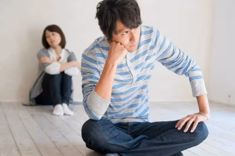 我當年「因為未婚懷孕結婚」爸媽超反對我嫁！沒幾年老公真的出軌「我失婚跑回娘家住」…住3天卻「連續3晚窗戶離奇被打開」！！第4晚我裝睡著「半夜偷偷張開眼睛」一看崩潰了…