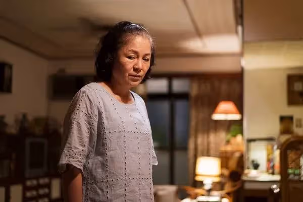 我當年「因為未婚懷孕結婚」爸媽超反對我嫁！沒幾年老公真的出軌「我失婚跑回娘家住」…住3天卻「連續3晚窗戶離奇被打開」！！第4晚我裝睡著「半夜偷偷張開眼睛」一看崩潰了…