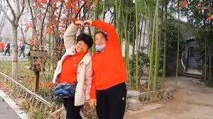 以前我和二姐感情不好…現在年紀大了，想放下恩怨，特地帶禮品上門拜訪，二姐卻一直拒絕，「瞄一眼車庫」才恍然大悟！