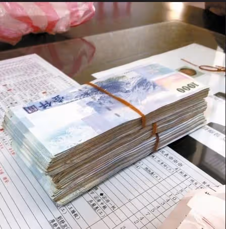 我長得不好看又賺得比老公少！ 老公外遇我提出離婚「女兒卻選擇要跟爸爸」…女兒結婚時「我為彌補母愛給她150萬」當天卻被安排角落，婚禮結束後「她又登門提一要求」我才恍然大悟