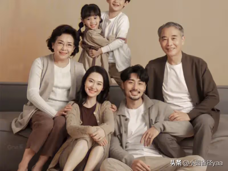 姐姐婚後帶著姐夫回家住，爸媽把我的房間給他們睡，我放假回家只能睡客廳… 訂婚時「男友家人見我睡客廳」臉色大變想悔婚，求助媽媽「她一句話把我打入地獄」：我就當我沒娘家了…如今爸媽想來我這養老，我笑著趕走他們！