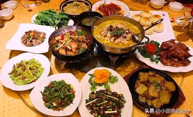 姐姐婚後帶著姐夫回家住，爸媽把我的房間給他們睡，我放假回家只能睡客廳… 訂婚時「男友家人見我睡客廳」臉色大變想悔婚，求助媽媽「她一句話把我打入地獄」：我就當我沒娘家了…如今爸媽想來我這養老，我笑著趕走他們！