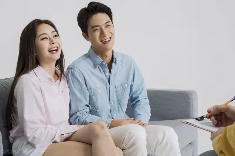 我是遠嫁，剛結婚時老公很寵我，日子久了人就變了。前陣子公公生日，我辛苦做了一桌子菜，飯菜端上桌，小姑卻說我是外人「不配上桌吃飯」，這時老公「開口一句話」我完全沒想到...😭