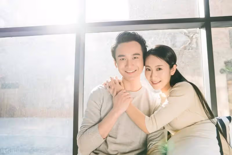 我是遠嫁，剛結婚時老公很寵我，日子久了人就變了。前陣子公公生日，我辛苦做了一桌子菜，飯菜端上桌，小姑卻說我是外人「不配上桌吃飯」，這時老公「開口一句話」我完全沒想到...😭