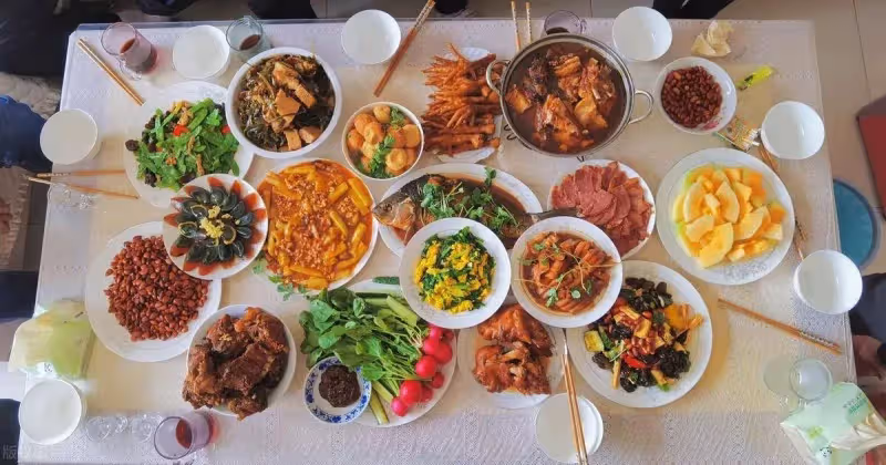 我是遠嫁，剛結婚時老公很寵我，日子久了人就變了。前陣子公公生日，我辛苦做了一桌子菜，飯菜端上桌，小姑卻說我是外人「不配上桌吃飯」，這時老公「開口一句話」我完全沒想到...😭