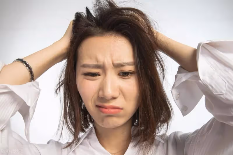 我是遠嫁，剛結婚時老公很寵我，日子久了人就變了。前陣子公公生日，我辛苦做了一桌子菜，飯菜端上桌，小姑卻說我是外人「不配上桌吃飯」，這時老公「開口一句話」我完全沒想到...😭