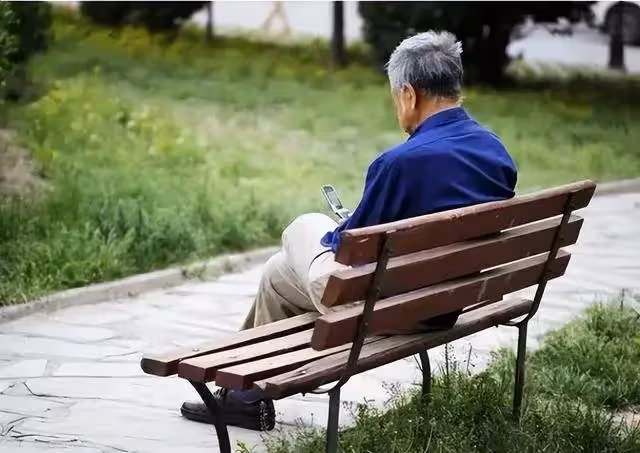 喪偶太孤單！66歲老父搬到兒子家「包三餐出遊」住了3週　他隨口問兒媳「飯煮好了嗎」一家四口瞬間變一口～