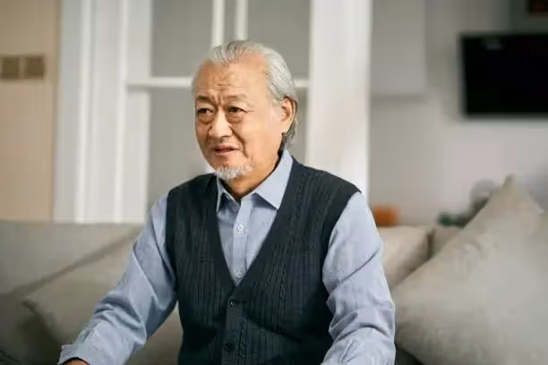 喪偶太孤單！66歲老父搬到兒子家「包三餐出遊」住了3週　他隨口問兒媳「飯煮好了嗎」一家四口瞬間變一口～