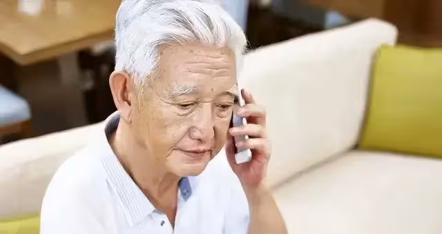喪偶太孤單！66歲老父搬到兒子家「包三餐出遊」住了3週　他隨口問兒媳「飯煮好了嗎」一家四口瞬間變一口～